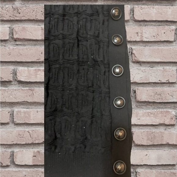 Similar to Chanel knitted short sleeve texture pull over sweater black small - Picture 4 of 8